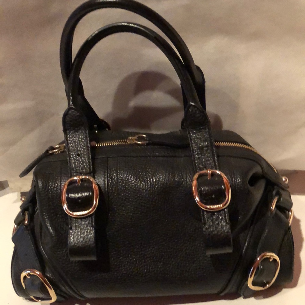 Beautiful and classic Burberry black textured leather buckle handbag (plaid int)